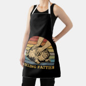 Grappige kat die over de kop rolt in vetrollen schort (Insitu)