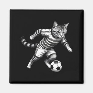 Grappige kat die voetbal speelt voor spelers en ka magneet