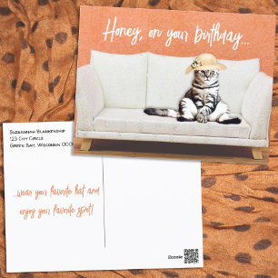 Grappige kat draagt een zonnehoed op een bank briefkaart