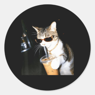 Grappige kat drinkt ijskoude koffie humor meme kit ronde sticker