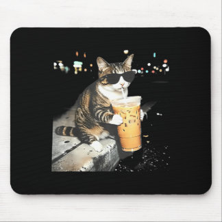 Grappige kat drinkt ijskoude koffie muismat