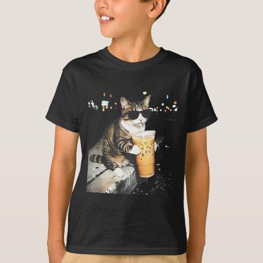 Grappige kat drinkt ijskoude koffie t-shirt (Voorkant)
