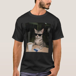 Grappige Kat Drinkt Koffie Zonnebril Dier Meme T-shirt