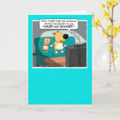 Grappige kat en hond op de bank Verjaardag Kaart (Gele Bloem)