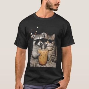 Grappige kat en wasbeer die ijskoude koffie drinke t-shirt