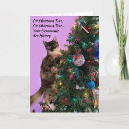 Grappige kat in boom die kerstversiering bekijkt kaart