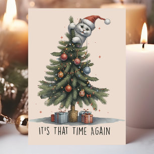 Grappige kat klimt in kerstboom feestdagen kaart