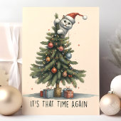 Grappige kat klimt kerstboom feestdagen kaart