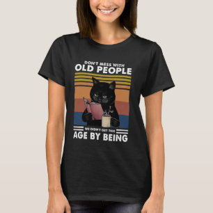 Grappige kat, maak geen ruzie met oude mensen, we  t-shirt