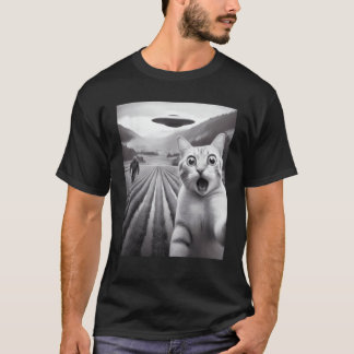 Grappige kat maakt selfie met UFO-buitenaards en B T-shirt