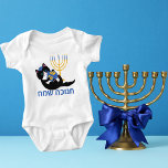 Grappige kat Menorah Dreidel Happy Chanoeka Romper<br><div class="desc">Funny Cat Menorah Dreidel Happy Chanoeka Baby Bodysuit</div>