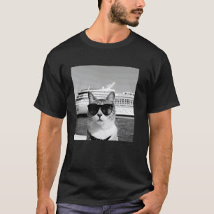Grappige Kat Met Zonnebril Op Een Cruiseschip Vaka T-shirt