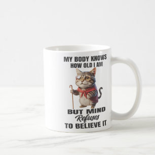 Grappige kat Mijn lichaam weet hoe oud ik ben, maa Koffiemok