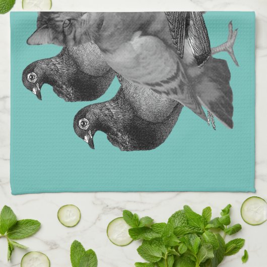 grappige kat onder de duiven theedoek (Gevouwen)