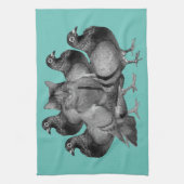 grappige kat onder de duiven theedoek (Verticaal)