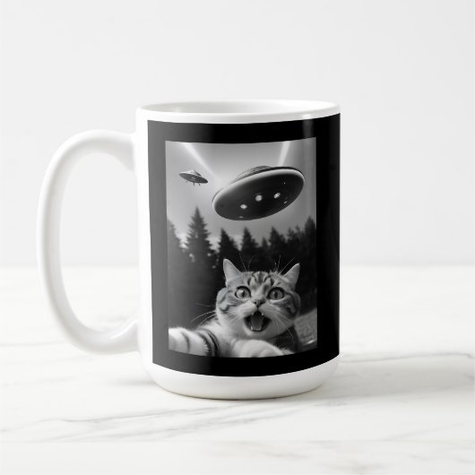 Grappige Kat Selfie met UFO Alien Koffiemok (Links)