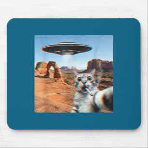 Grappige kat selfie met UFO en sigaret Muismat