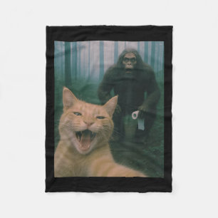 Grappige kat verrast gelukkige selfie met Bigfoot- Fleece Deken