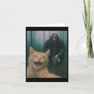 Grappige kat verrast gelukkige selfie met Bigfoot- Kaart