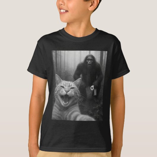 Grappige kat verrast gelukkige selfie met Bigfoot T-shirt (Voorkant)