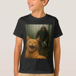 Grappige kat verrast gelukkige selfie met Bigfoot- T-shirt