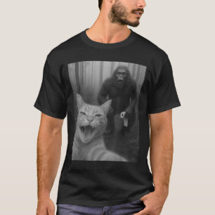 Grappige kat verrast gelukkige selfie met Bigfoot- T-shirt