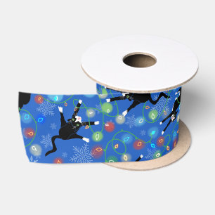 Grappige Kat Verward In Kerstmis Lichten Satijnen Lint