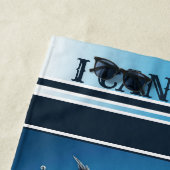 Grappige kat zwemmen marine gestreept strandlaken (In situ)