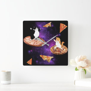 Grappige katten paardrijden pizza op de ruimte vierkante klok