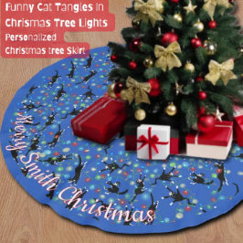 Grappige katten verstrikt in kerstverlichting op m kerstboom rok