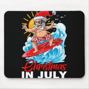 Grappige kerst in juli Kerstman surft op zomerstra Muismat