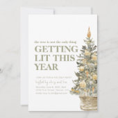 Grappige kerstboom krijgen verlichte feestuitnodig kaart (Voorkant)