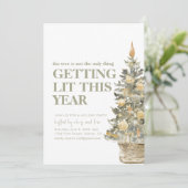 Grappige kerstboom krijgen verlichte feestuitnodig kaart (Staand voorkant)