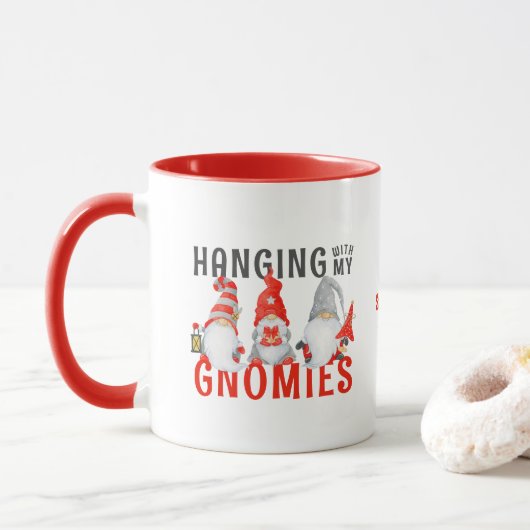 Grappige kerstkabouters gepersonaliseerde vakantie mok (Met donut)