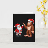 Grappige Kerstman Santa Claus Bigfoot High-fiving  Kaart (Gele Bloem)
