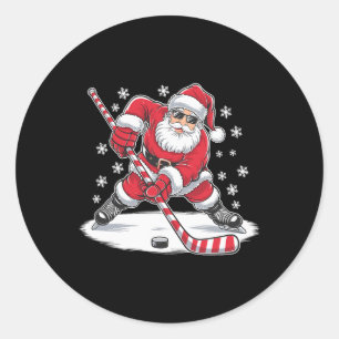 Grappige kerstman spelen ijshockey kerstsport ronde sticker