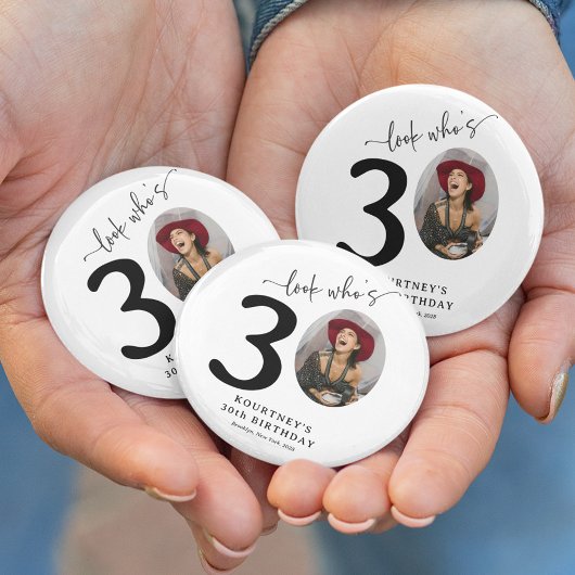 Grappige 'Kijk wie 30 is' Stijlvolle 30e verjaarda Ronde Button 6,0 Cm