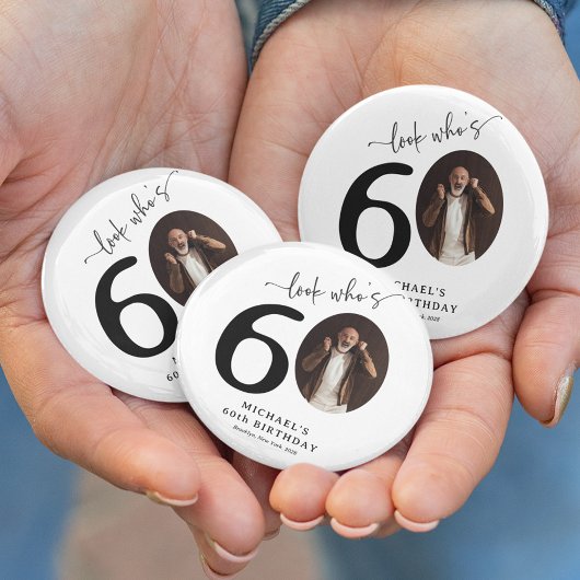 Grappige 'Kijk wie 60 is' Stijlvolle 60e verjaarda Ronde Button 6,0 Cm