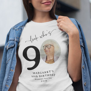 Grappige 'Kijk wie 90 is' Stijlvolle 90e verjaarda T-shirt