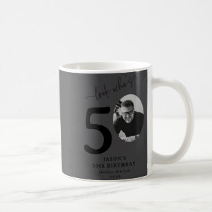 Grappige Kijk Wie Is 50 Stijlvolle 50e Verjaardag  Koffiemok