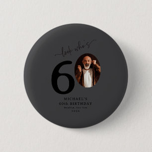 Grappige Kijk Wie Is 60 Stijlvolle 60e Verjaardag  Ronde Button 5,7 Cm