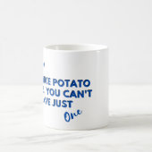 Grappige Kip Quote: Kippen en Aardappel Chip Blauw Koffiemok (Center)