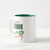 Grappige 'Kiss Me I'm Not Irish' tweetonige koffie Tweekleurige Koffiemok (Voorkant links)