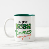 Grappige 'Kiss Me I'm Not Irish' tweetonige koffie Tweekleurige Koffiemok (Links)