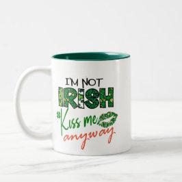 Grappige 'Kiss Me I'm Not Irish' tweetonige koffie Tweekleurige Koffiemok