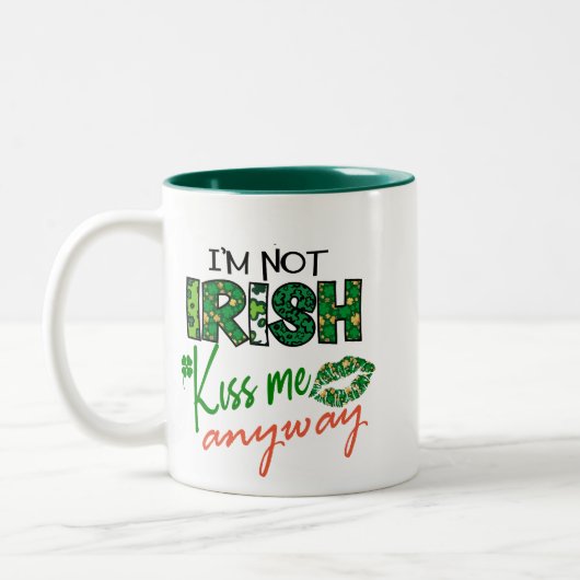 Grappige 'Kiss Me I'm Not Irish' tweetonige koffie Tweekleurige Koffiemok (Links)