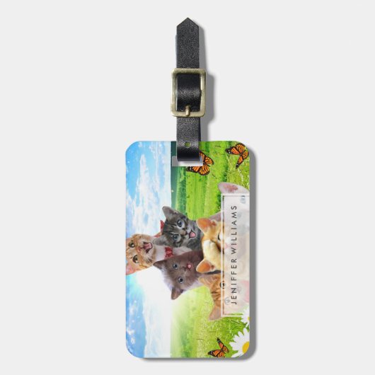 Grappige kittens in het groene veld. bagagelabel (Voorkant verticaal)