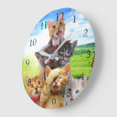 Grappige kittens in het groene veld. grote klok (Hoek)