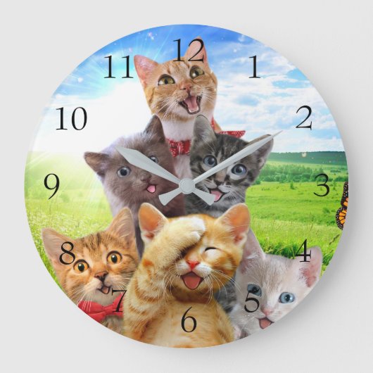 Grappige kittens in het groene veld. grote klok (Voorkant)