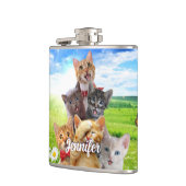 Grappige kittens in het groene veld. heupfles (Links)
